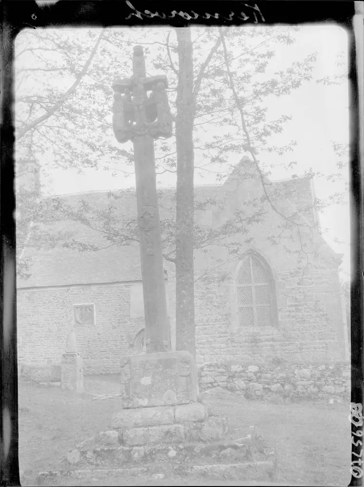 Picture of 17th century cross located in front of the chapel of Langoërat - POP Plateforme Ouverte du Patrimoine / Base Mérimée - © Ministère de la Culture (France), Médiathèque du patrimoine et de la photographie, diffusion RMN-GP