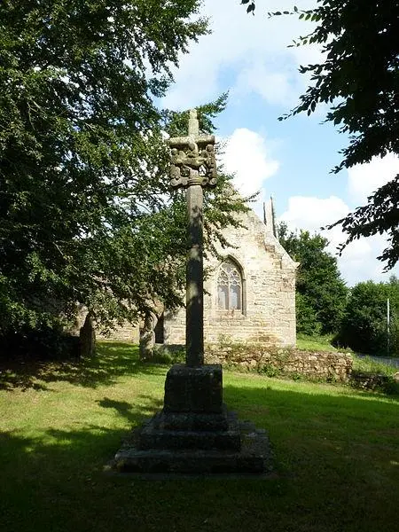 Picture of 17th century cross located in front of the chapel of Langoërat - Crepi22 - © Creative Commons (https://creativecommons.org/licenses/by-sa/4.0/deed.fr)