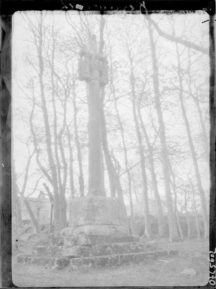 Picture of 17th century cross located in front of the chapel of Langoërat - POP Plateforme Ouverte du Patrimoine / Base Mérimée - © Ministère de la Culture (France), Médiathèque du patrimoine et de la photographie, diffusion RMN-GP