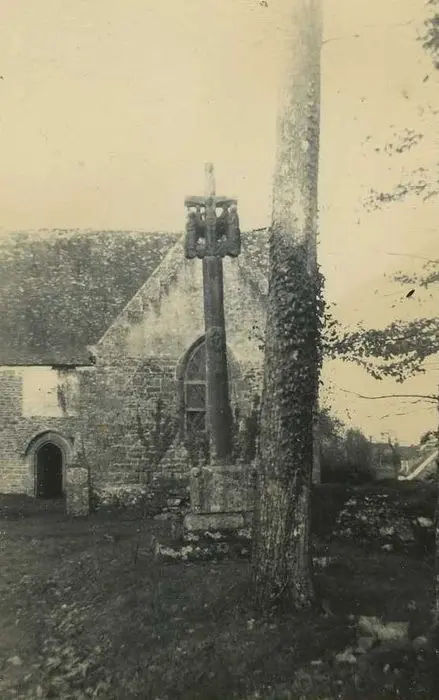 Picture of 17th century cross located in front of the chapel of Langoërat - POP Plateforme Ouverte du Patrimoine / Base Mérimée - © Ministère de la Culture (France), Médiathèque du patrimoine et de la photographie, tous droits réservés