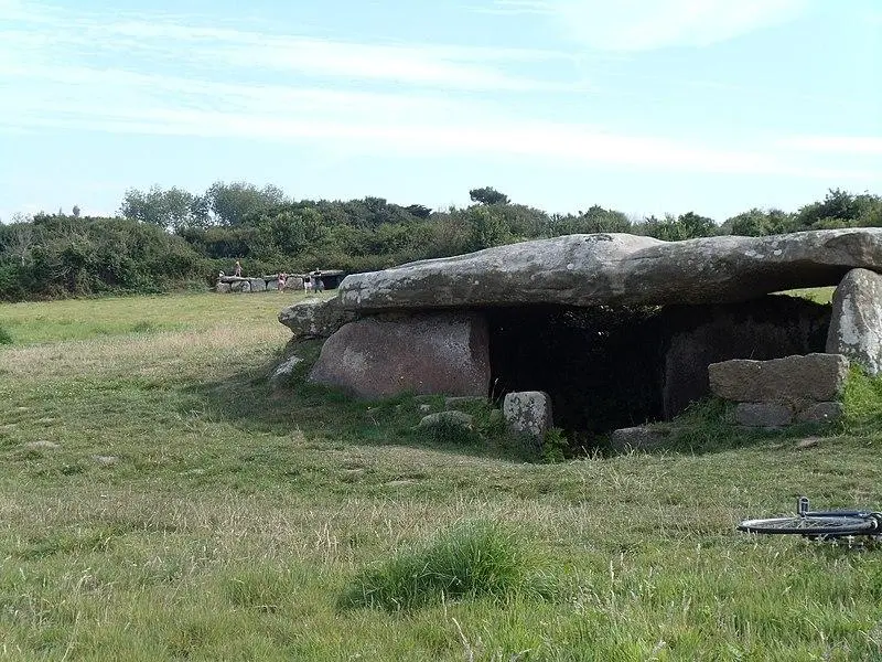 Foto di Dolmen e Kergünteil coperti - Spendeau - © Creative Commons (https://creativecommons.org/licenses/by-sa/4.0/deed.fr)
