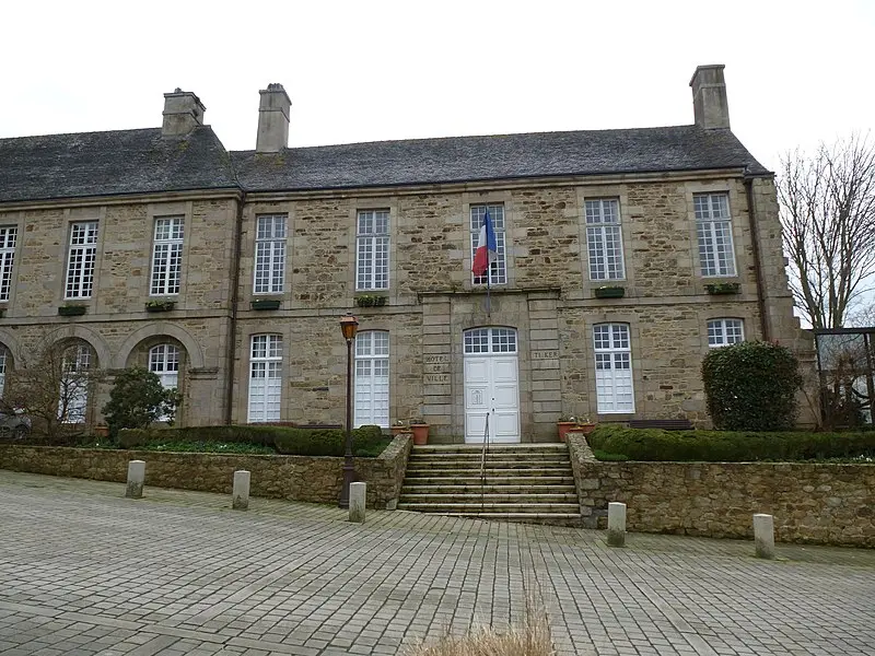 Picture of Former bishopric, currently presbytery, town hall and town hall - chisloup - © Creative Commons (https://creativecommons.org/licenses/by-sa/4.0/deed.fr)