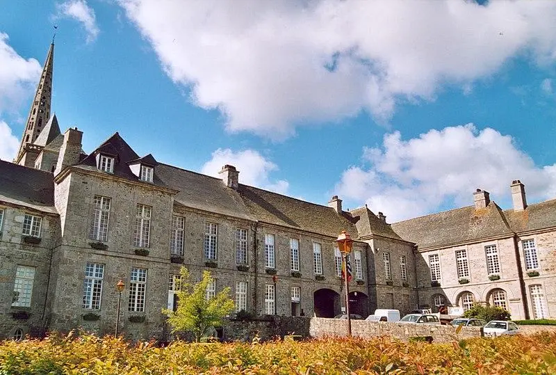 Picture of Former bishopric, currently presbytery, town hall and town hall - Auteur inconnu - © Creative Commons (https://creativecommons.org/licenses/by-sa/4.0/deed.fr)