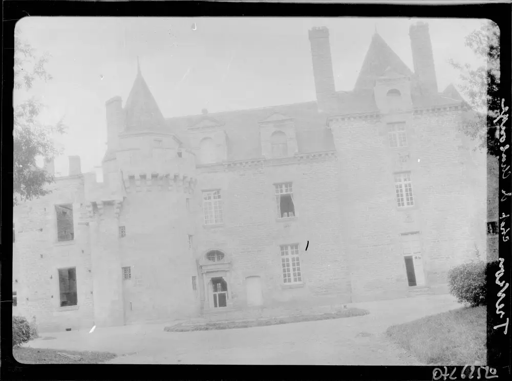 Picture of Chalonge Castle - POP Plateforme Ouverte du Patrimoine / Base Mérimée - © Ministère de la Culture (France), Médiathèque du patrimoine et de la photographie, diffusion RMN-GP