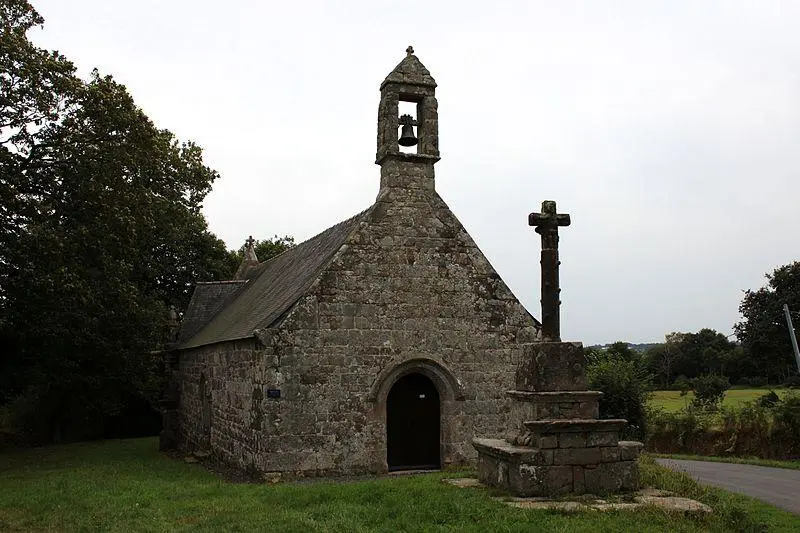Picture of Chapel and Cross of the Trinity - Creasy - © Creative Commons (https://creativecommons.org/licenses/by-sa/4.0/deed.fr)