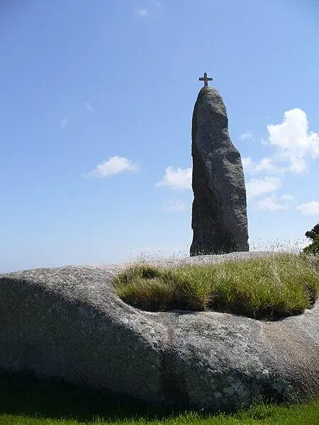 Foto de Menhir Nord de Pontusval a Plounéour-Trez, o Menhir de Men Marz - Steffen Heilfort - © Creative Commons (https://creativecommons.org/licenses/by-sa/4.0/deed.fr)