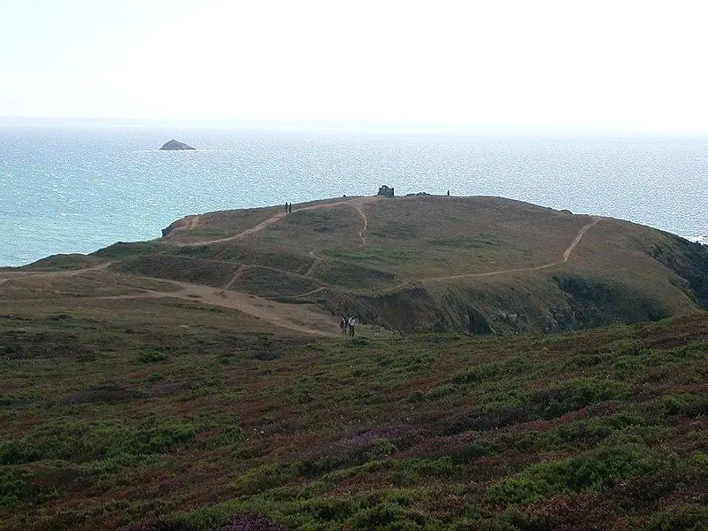 Foto de Juntos formados por Oppidum y Dolmens del Pointe de Lostmarc'h, o Kastell Lostmarc'h, se barrió el espolón de Lostmarc'h - Farz brujunet - © Creative Commons (https://creativecommons.org/licenses/by-sa/4.0/deed.fr)