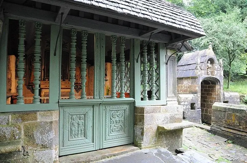 Foto von Kapelle und Notre-Dame des Fontaines Chapel und Brunnen - Louboutinj - © Creative Commons (https://creativecommons.org/licenses/by-sa/4.0/deed.fr)