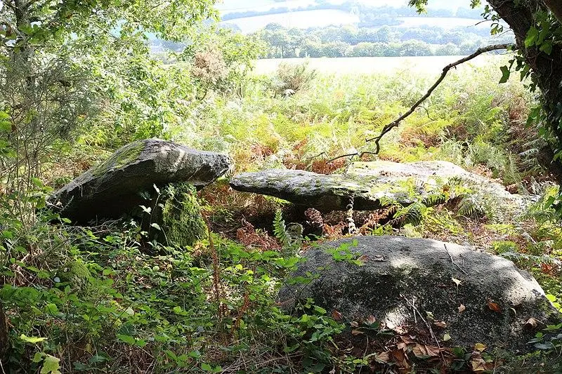 Foto de Cairn megalítico con dolmens - Yann Gwilhoù - © Creative Commons (https://creativecommons.org/licenses/by-sa/4.0/deed.fr)