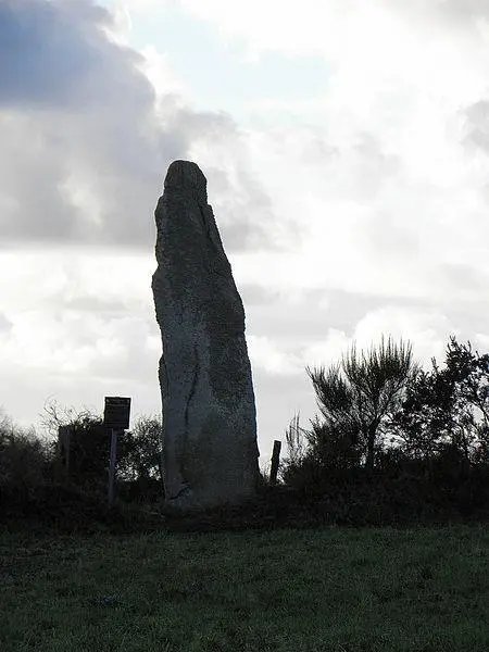 Picture of Kerellou menhir - GO69 - © Creative Commons (https://creativecommons.org/licenses/by-sa/4.0/deed.fr)