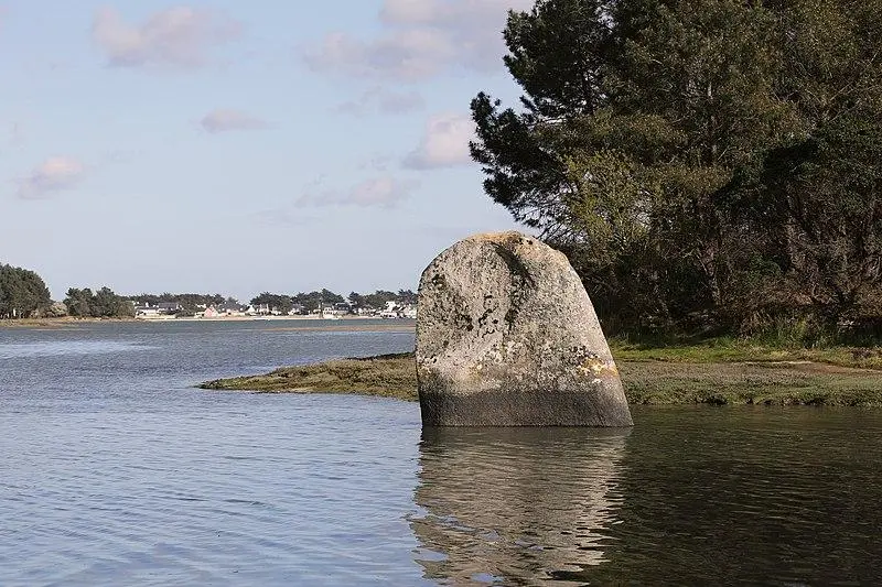 Foto von Menhir - Rauschenbach Franz - © Creative Commons (https://creativecommons.org/licenses/by-sa/4.0/deed.fr)