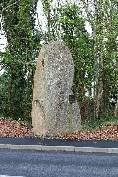 Foto von Menhir und Platte - Yann Gwilhoù - © Creative Commons (https://creativecommons.org/licenses/by-sa/4.0/deed.fr)