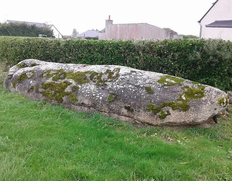 Foto de Kerdeval Antropomórfico Menhir - BernardM - © Creative Commons (https://creativecommons.org/licenses/by-sa/4.0/deed.fr)