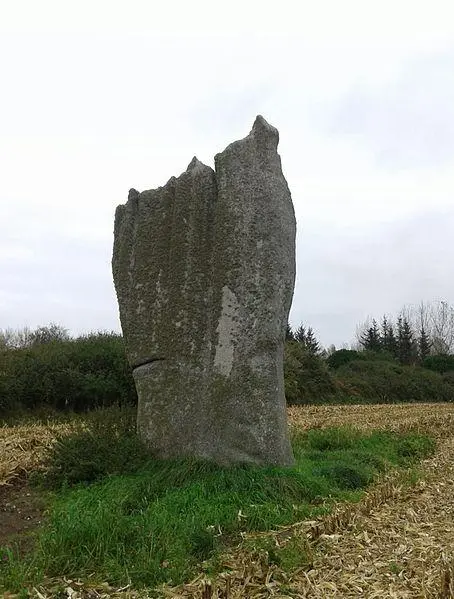 Foto de Segundo menhir de Kerscaven - BernardM - © Creative Commons (https://creativecommons.org/licenses/by-sa/4.0/deed.fr)