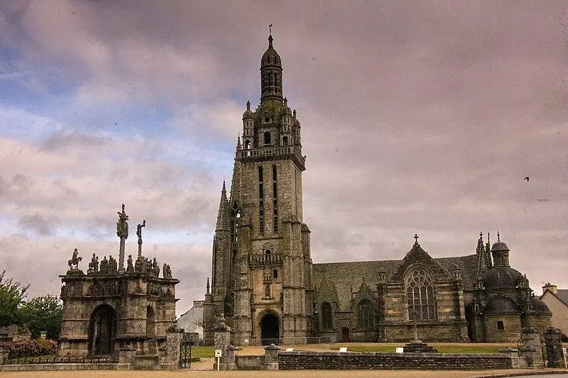 Foto de Iglesia Saint-Germain, Calvario y Ossuar - Amadalvarez - © Creative Commons (https://creativecommons.org/licenses/by-sa/4.0/deed.fr)
