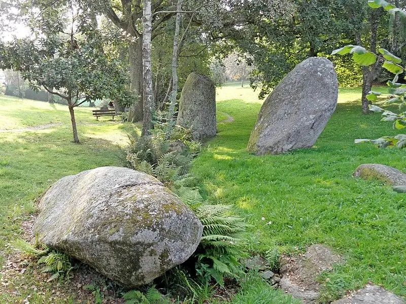 Foto de Tres menhirs - Cansim - © Creative Commons (https://creativecommons.org/licenses/by-sa/4.0/deed.fr)