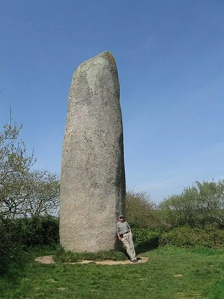 Foto de Menhir de Kervatoux o Kerloas - Gerhard Haubold - © Creative Commons (https://creativecommons.org/licenses/by-sa/4.0/deed.fr)