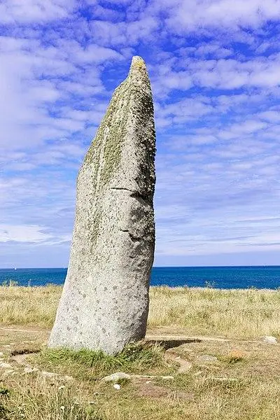 Foto de Menhir - Thesupermat - © Creative Commons (https://creativecommons.org/licenses/by-sa/4.0/deed.fr)