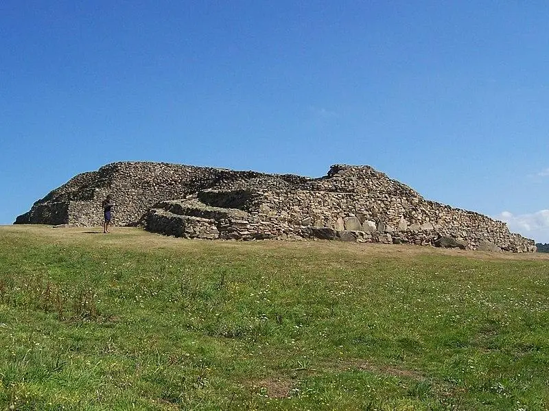 Foto de Túmulo de Barnenez - Auteur inconnu - © Creative Commons (https://creativecommons.org/licenses/by-sa/4.0/deed.fr)