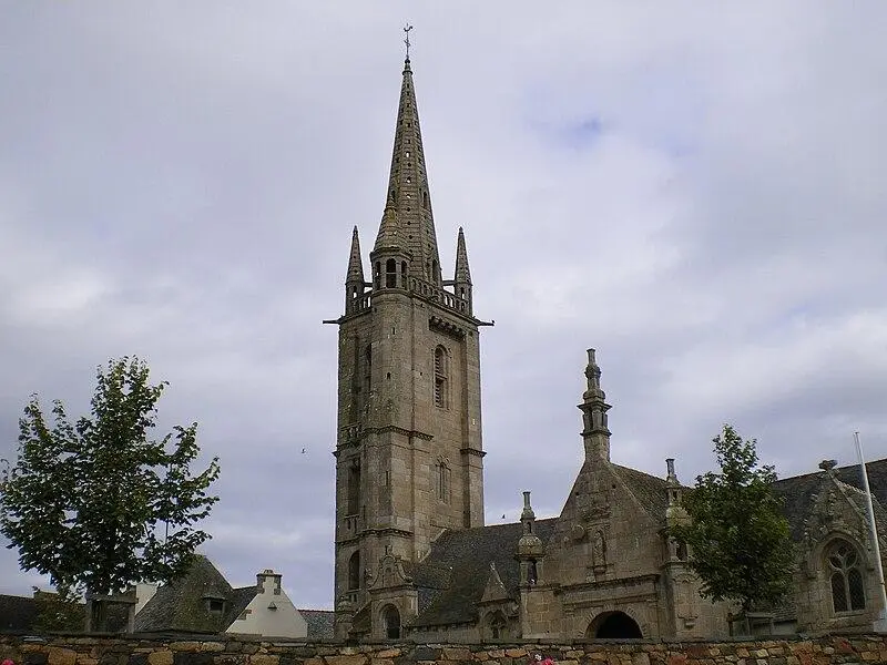 Picture of Saint-Pierre Church and Cross known as the town - claire laot - © Creative Commons (https://creativecommons.org/licenses/by-sa/4.0/deed.fr)