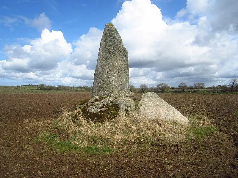 Foto de Menhir de kervignen-bras - El Funcionario - © Creative Commons (https://creativecommons.org/licenses/by-sa/4.0/deed.fr)