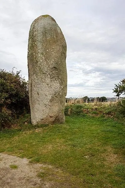 Foto de Menhir de Lannoulouar - EdouardHue - © Creative Commons (https://creativecommons.org/licenses/by-sa/4.0/deed.fr)