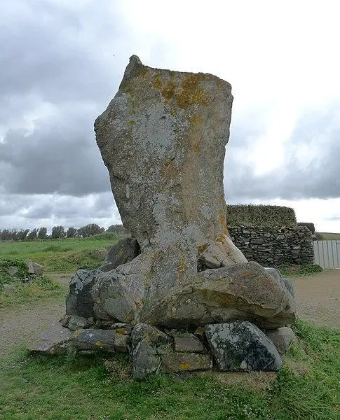 Foto von Menhir sagt Menschenrechte - Ji-Elle - © Creative Commons (https://creativecommons.org/licenses/by-sa/4.0/deed.fr)