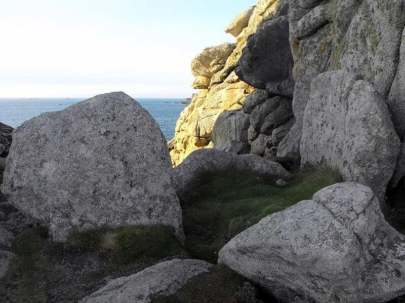 Foto de Dolmen sin mesa Beg-Ar-Vir - Mary 29830 - © Creative Commons (https://creativecommons.org/licenses/by-sa/4.0/deed.fr)