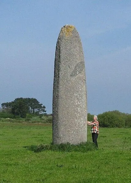 Foto de Menhir de Kérouezel - Gerhard Haubold - © Creative Commons (https://creativecommons.org/licenses/by-sa/4.0/deed.fr)