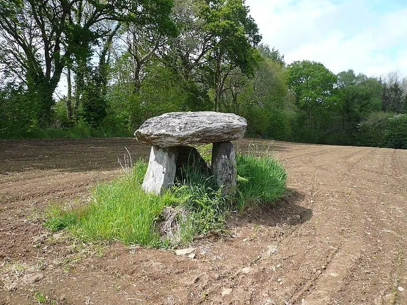 Photo de Dolmen de Kerscao - Yann Gwilhoù - © Creative Commons (https://creativecommons.org/licenses/by-sa/4.0/deed.fr)