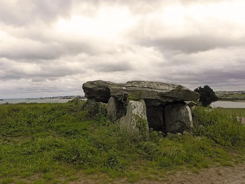 Foto de Dolmen de Boutouiller, también llamado Dolmen de Keranguez o Kerivin - GO69 - © Creative Commons (https://creativecommons.org/licenses/by-sa/4.0/deed.fr)