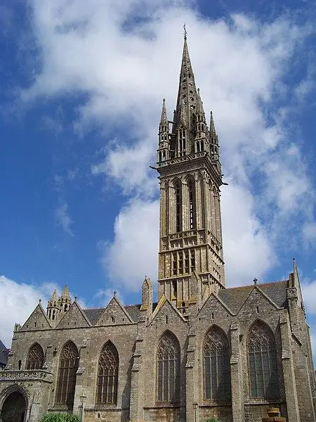 Foto de Notre-Dame du Creisker o Kreisker Church - Farz brujunet - © Creative Commons (https://creativecommons.org/licenses/by-sa/4.0/deed.fr)