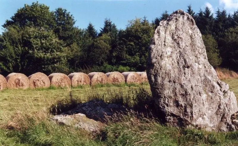 Foto de Menhir du RoquiMarc'h dice el Rocher du Diable - Hervé Quéré - © Creative Commons (https://creativecommons.org/licenses/by-sa/4.0/deed.fr)