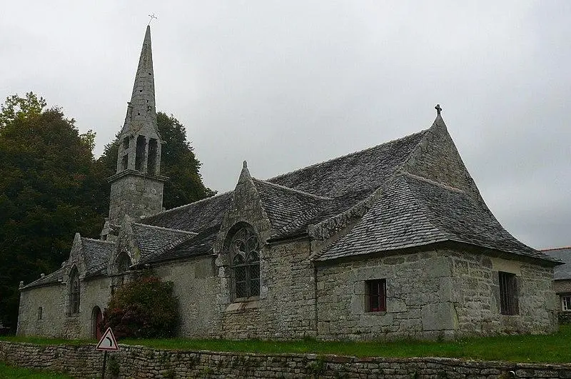 Foto de Capilla con el osario de Locmaria-An-Hent - Yann Gwilhoù - © Creative Commons (https://creativecommons.org/licenses/by-sa/4.0/deed.fr)