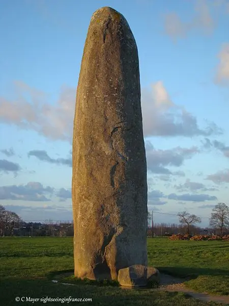 Foto de Menhir de Champ-Dolent - Christian Mayer - © Creative Commons (https://creativecommons.org/licenses/by-sa/4.0/deed.fr)