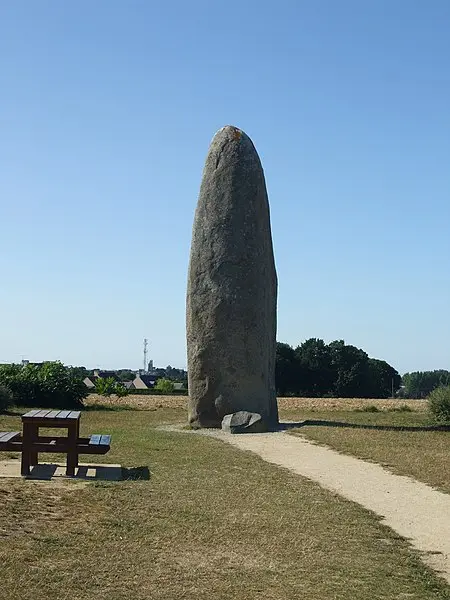 Foto de Menhir de Champ-Dolent - Elliesram13 - © Creative Commons (https://creativecommons.org/licenses/by-sa/4.0/deed.fr)