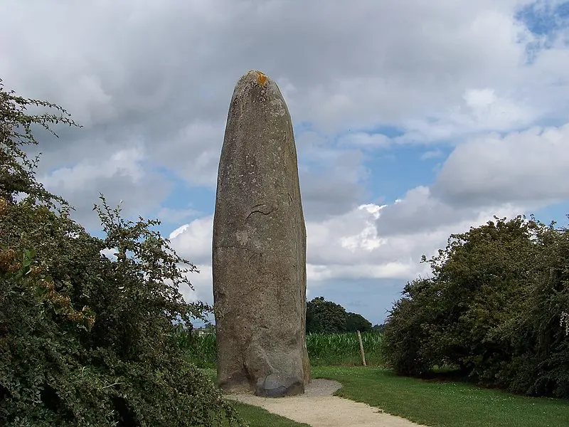 Foto de Menhir de Champ-Dolent - Farz brujunet - © Creative Commons (https://creativecommons.org/licenses/by-sa/4.0/deed.fr)