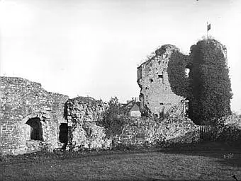 Foto di Resti del vecchio castello - POP Plateforme Ouverte du Patrimoine / Base Mérimée - © Ministère de la Culture (France), Médiathèque du patrimoine et de la photographie, diffusion RMN-GP