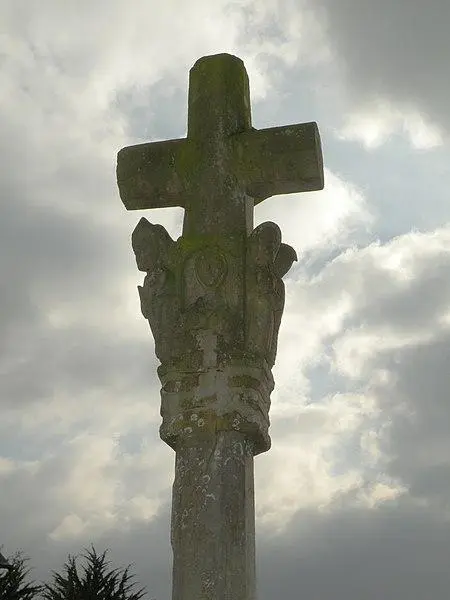 Foto von Steinfriedhofkreuz - Pymouss - © Creative Commons (https://creativecommons.org/licenses/by-sa/4.0/deed.fr)