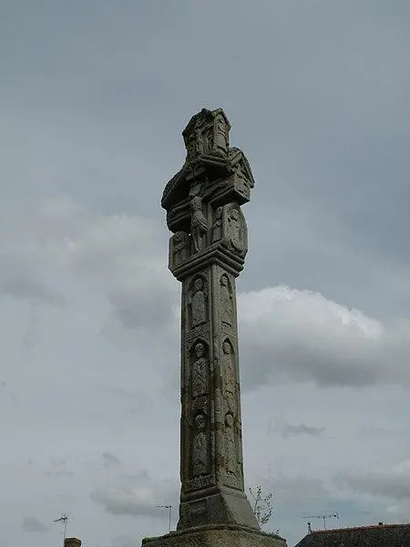 Foto von Steinfriedhofkreuz - Pymouss - © Creative Commons (https://creativecommons.org/licenses/by-sa/4.0/deed.fr)