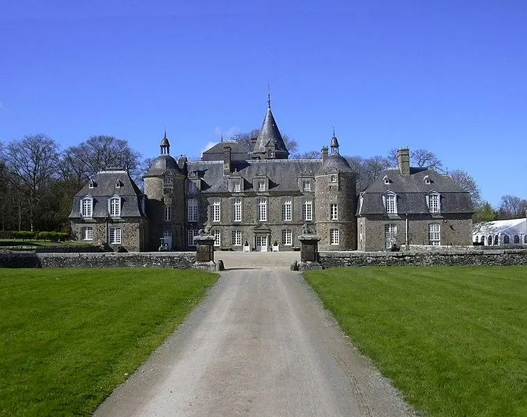 Foto di Bourbans Castle - Abujoy - © Creative Commons (https://creativecommons.org/licenses/by-sa/4.0/deed.fr)