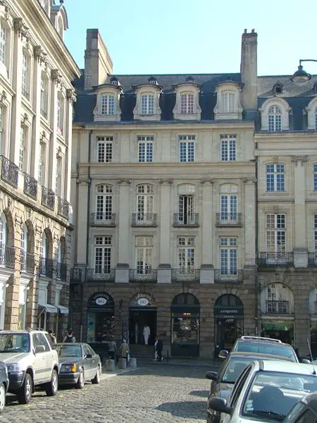 Foto de Edificio - Abujoy - © Creative Commons (https://creativecommons.org/licenses/by-sa/4.0/deed.fr)