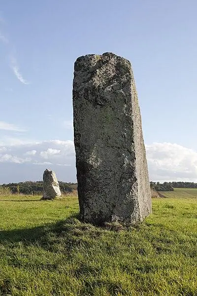 Foto de Menhir del campo de piedra y menhir del campo Horel - VIGNERON - © Creative Commons (https://creativecommons.org/licenses/by-sa/4.0/deed.fr)