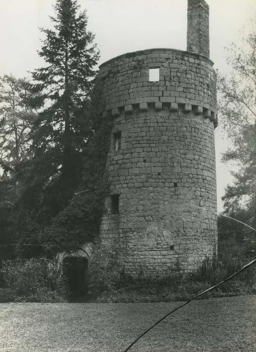 Foto di Il castello rimane - POP Plateforme Ouverte du Patrimoine / Base Mérimée - © Ministère de la Culture (France), Médiathèque du patrimoine et de la photographie, tous droits réservés