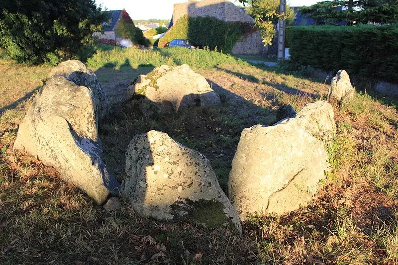 Foto de Dolmen en la galería con la base de su túmulo - XIIIfromTOKYO - © Creative Commons (https://creativecommons.org/licenses/by-sa/4.0/deed.fr)