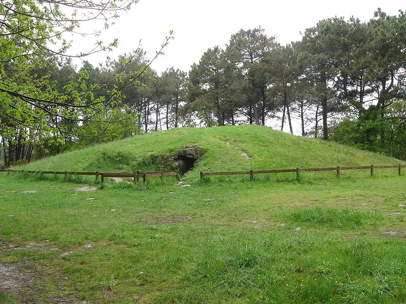 Foto von Gasse unter Tumulus, Dolmen des Felsens bedeckt - Gerhard Haubold - © Creative Commons (https://creativecommons.org/licenses/by-sa/4.0/deed.fr)