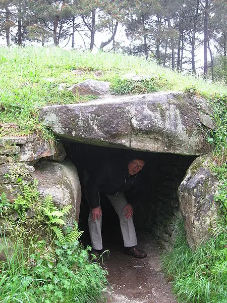 Foto von Gasse unter Tumulus, Dolmen des Felsens bedeckt - Gerhard Haubold - © Creative Commons (https://creativecommons.org/licenses/by-sa/4.0/deed.fr)