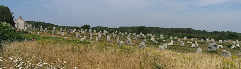 Foto de Alineación de Kerlescan y dolmen - Johan Allard - © Creative Commons (https://creativecommons.org/licenses/by-sa/4.0/deed.fr)