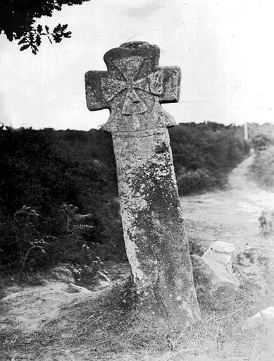 Foto de Cross de monolita de Coët-à tous - POP Plateforme Ouverte du Patrimoine / Base Mérimée - © Ministère de la Culture (France), Médiathèque du patrimoine et de la photographie, diffusion GrandPalaisRmn Photo