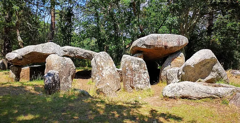 Foto de Kériaval dolmens - CarthusianBiology - © Creative Commons (https://creativecommons.org/licenses/by-sa/4.0/deed.fr)
